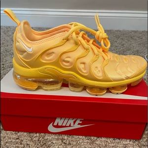 Nike Women’s Air VaporMax Plus Yolk Size 6.5 DJ15993-800